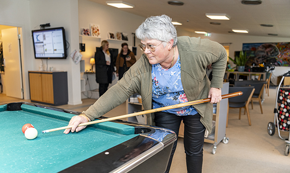 Kvinde spiller billard. Foto: Kenneth Jensen. Kvinde spiller billard. Foto: Kenneth Jensen.